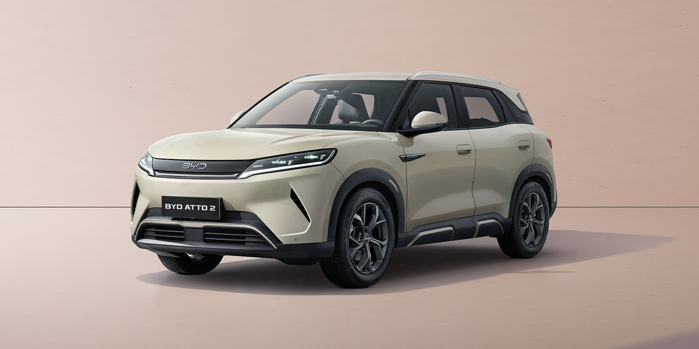 Une BYD ATTO 2 blanche en charge sur une borne publique en Europe.