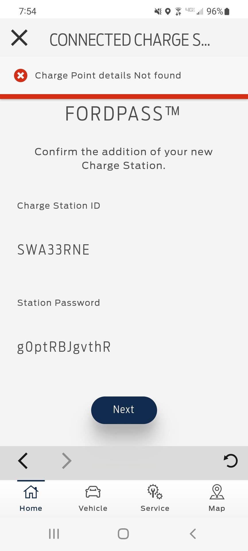 Un gros plan sur un smartphone affichant l'interface de l'application FordPass, avec des graphiques et des options de contrôle pour la Ford Charge Station Pro, comme la planification de la recharge et le suivi de la consommation d'énergie.
