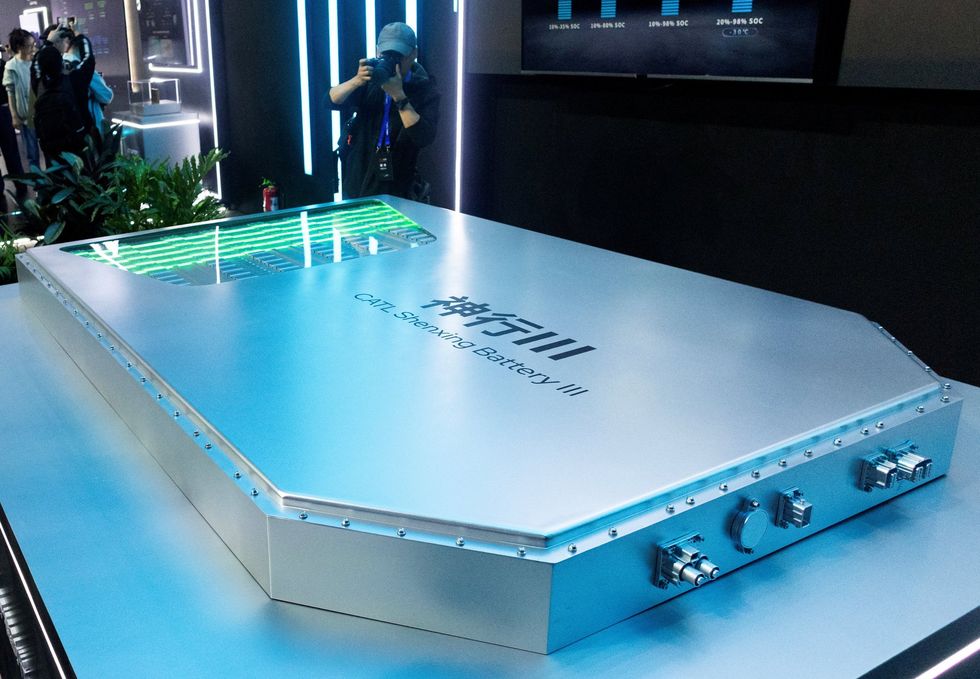Une batterie CATL Shenxing III en cours de chargement dans un véhicule électrique, avec des indicateurs lumineux montrant la progression de la charge.