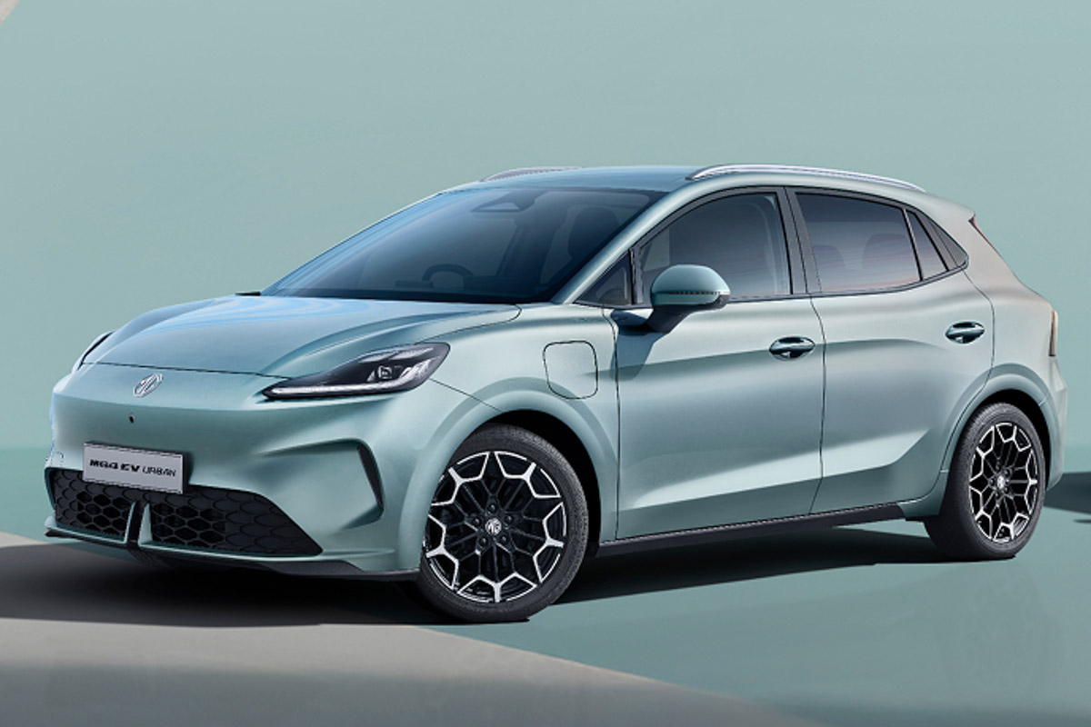 Une MG4 2026 électrique, de couleur vive, en train de se recharger à une borne de recharge rapide en Europe. Le câble de recharge est visible et l'arrière-plan suggère un environnement urbain européen.