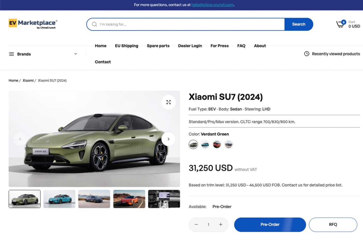 Plusieurs voitures électriques chinoises de différents modèles et couleurs, garées dans un showroom européen, représentant la montée en puissance de la concurrence.