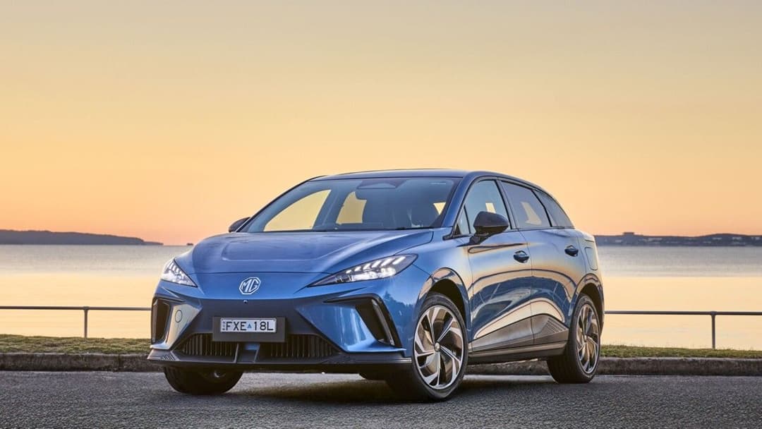 Vue extérieure de la MG4 électrique 2026, mettant en valeur son design élégant et ses phares modernes.