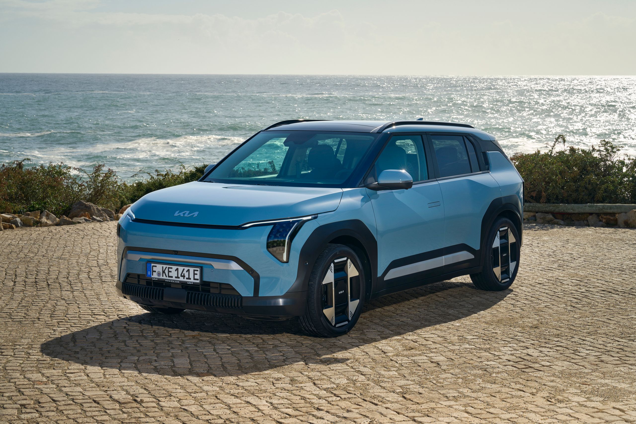 Vue extérieure du Kia EV3, un SUV électrique compact au design moderne et futuriste.