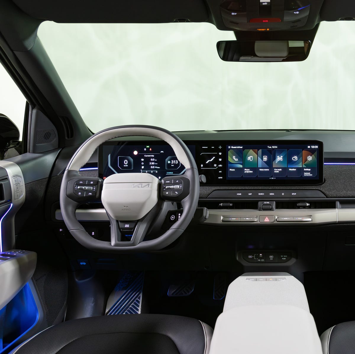 Intérieur du Kia EV3, montrant le tableau de bord avec deux grands écrans et un habitacle moderne.