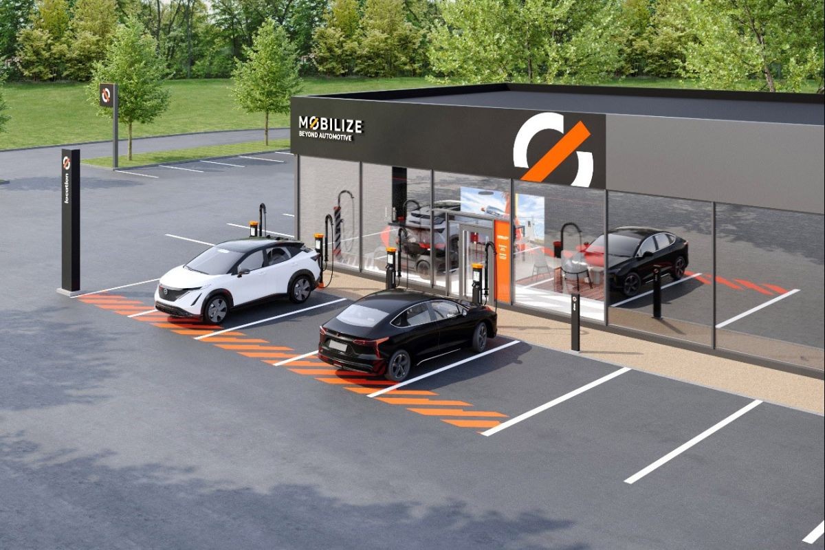 Une voiture électrique Renault en cours de recharge rapide à une borne de recharge moderne.