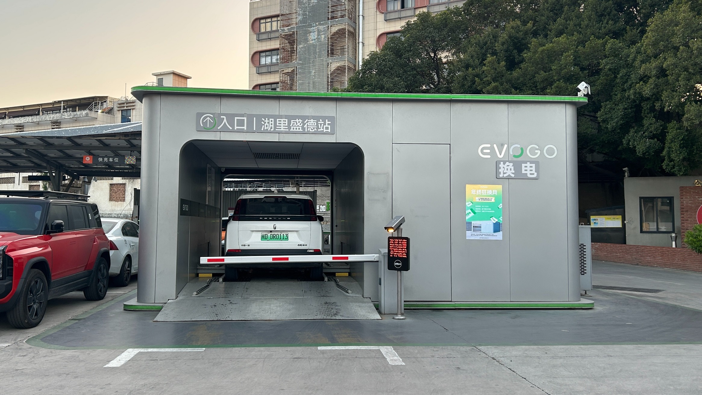 Un véhicule électrique en charge à une borne moderne, symbolisant l'avenir de la mobilité électrique avec des batteries performantes.