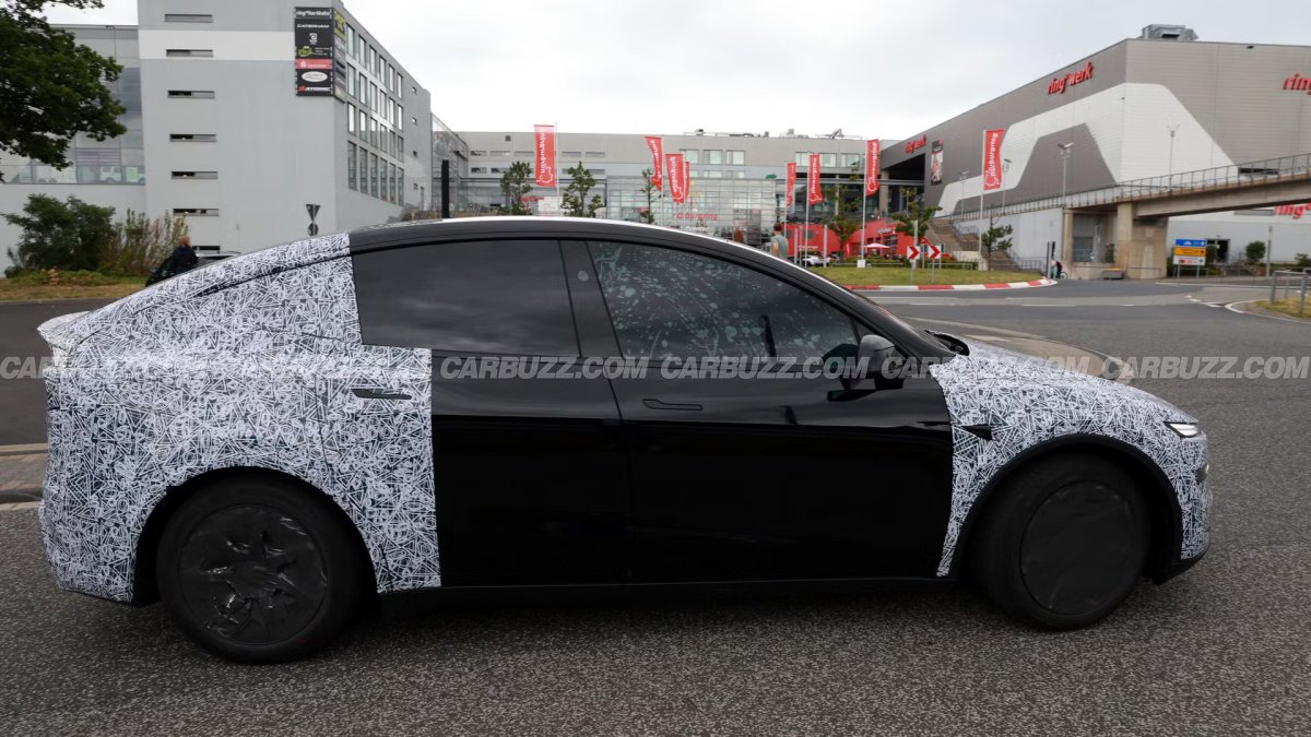 Une Tesla Model Y L blanche avec une plaque d'immatriculation européenne, garée devant un bâtiment moderne, symbolisant son arrivée sur le marché européen.