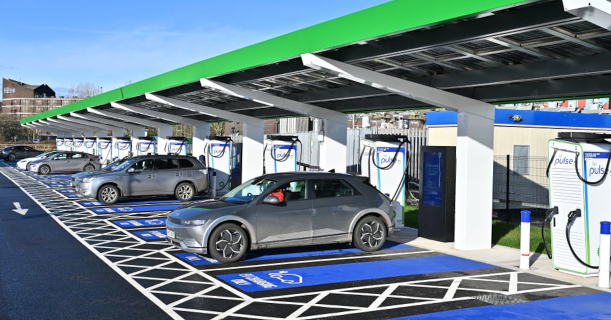 Plusieurs voitures électriques européennes en charge à une station moderne.