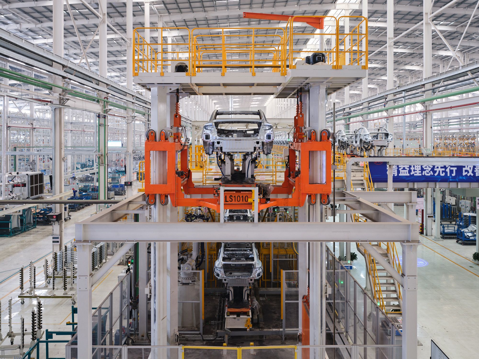 Chaîne de montage automatisée dans une usine chinoise de véhicules électriques.