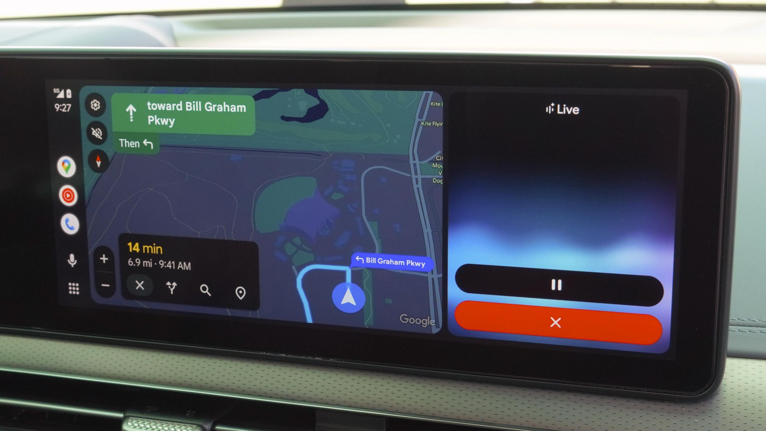 Écran de voiture affichant la navigation 3D de Google Maps via Android Auto 16.5, avec une icône discrète de l'assistant Gemini.