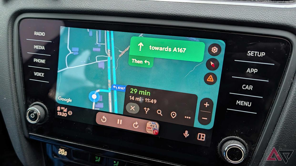 Écran d'infodivertissement de voiture affichant l'interface Android Auto 16.5 avec des cartes, de la musique et des contrôles de climatisation.