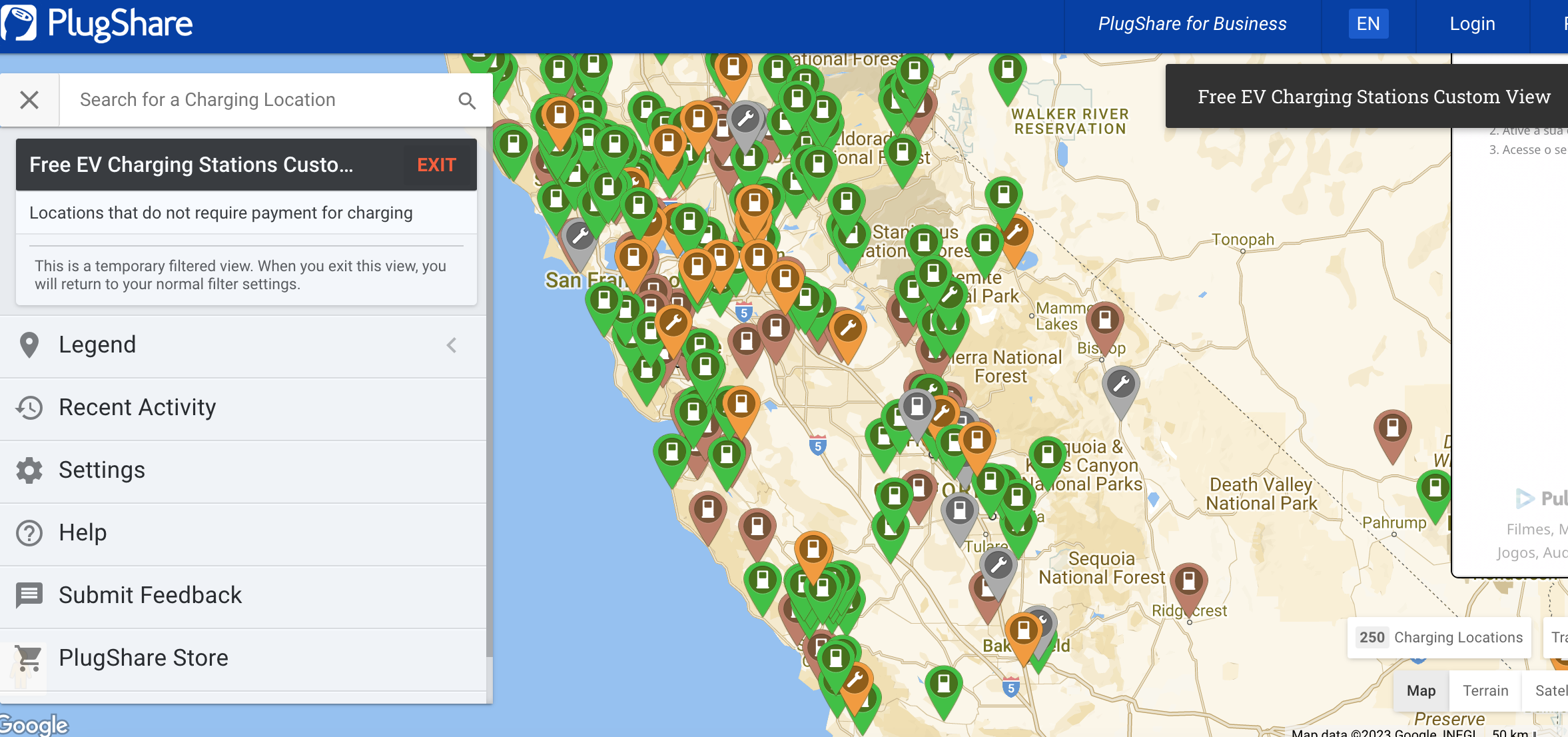 Mains tenant un smartphone affichant une application de carte des bornes de recharge pour véhicules électriques.