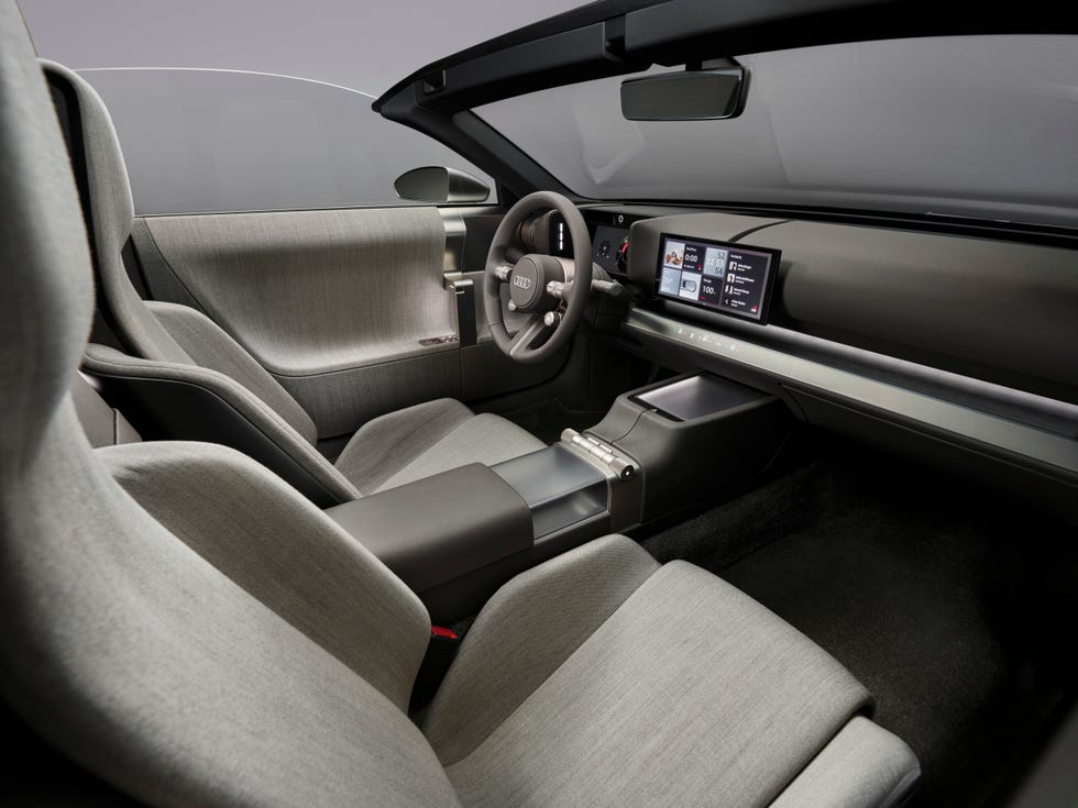 L'intérieur d'une Audi TT électrique de 2027, avec un design minimaliste et luxueux, des matériaux de haute qualité et des commandes tactiles.