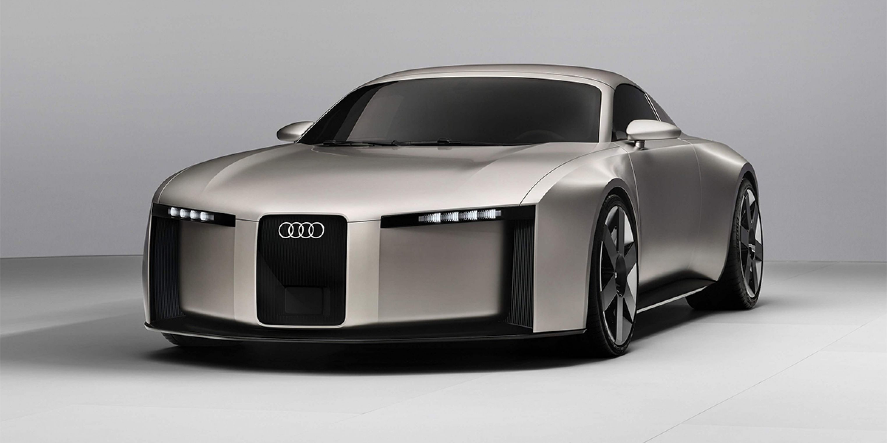 Une image d'un concept car Audi TT électrique futuriste et élégant, de couleur bleu métallique, garé sur une plateforme blanche minimaliste.