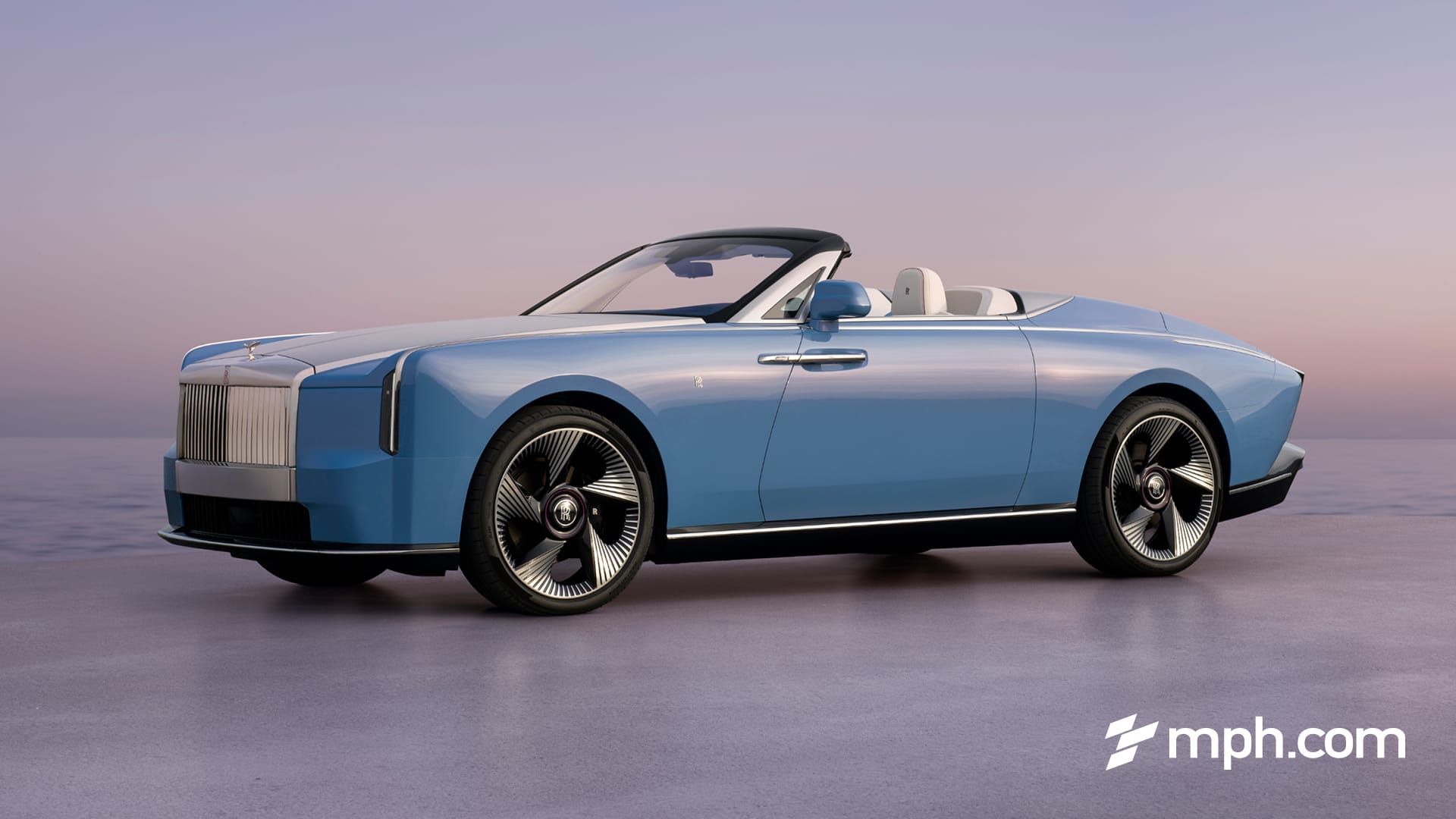 Vue latérale d'un cabriolet Rolls-Royce Project Nightingale de couleur sombre, garé devant un bâtiment majestueux, avec des détails chromés brillants.