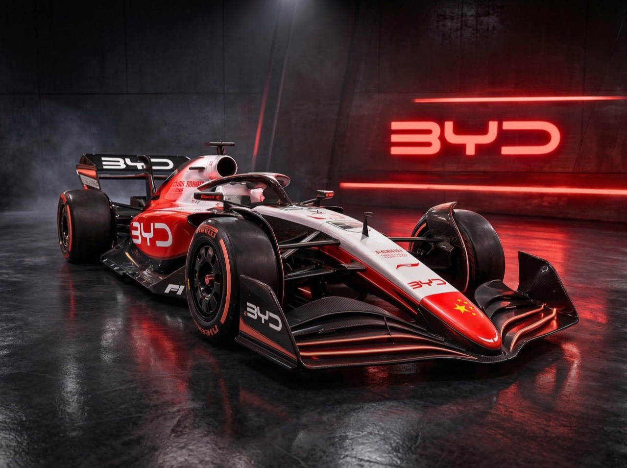 Une monoplace de Formule 1 futuriste avec le logo BYD, roulant sur un circuit, avec des traînées de lumière bleue électrique.