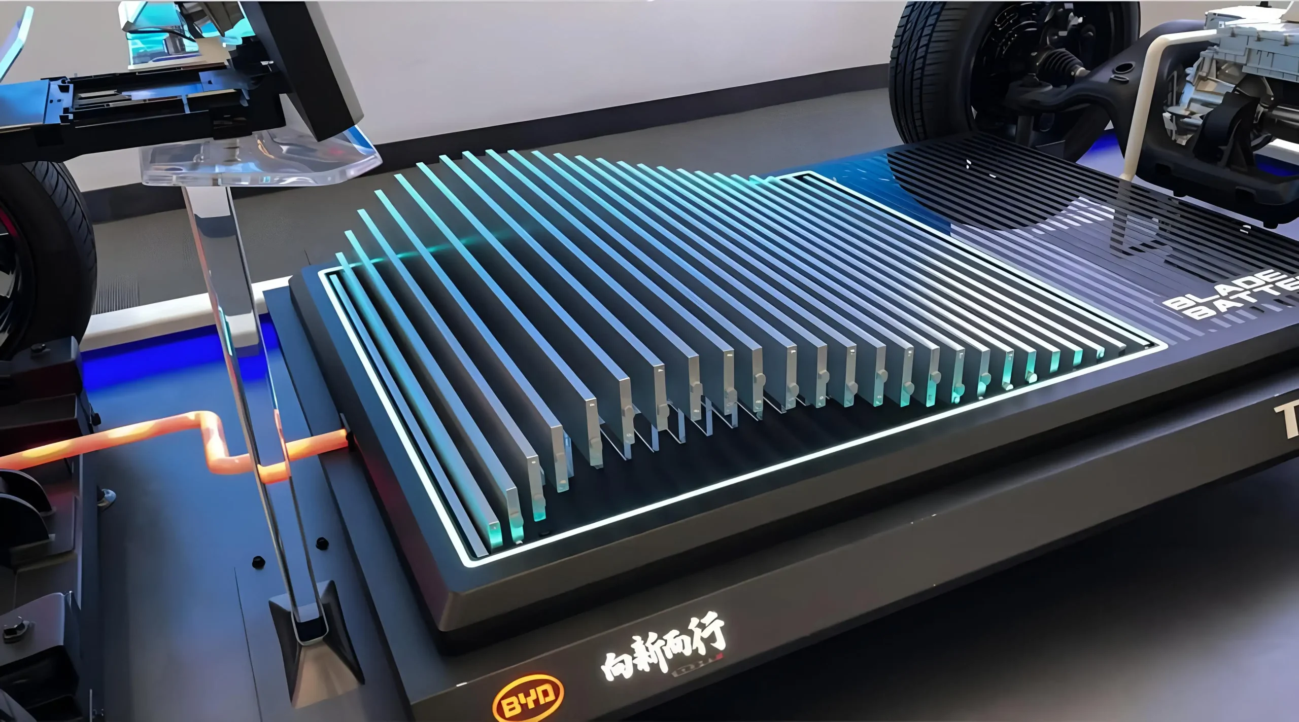 Vue éclatée d'une batterie BYD Blade, montrant les cellules en forme de lame et la conception compacte.
