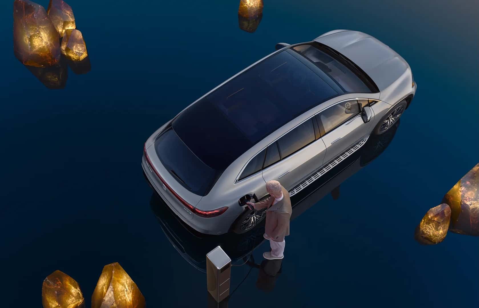 Une Mercedes EQS 2026 blanche en train de recharger sur une borne rapide, avec un arrière-plan urbain flou au crépuscule.