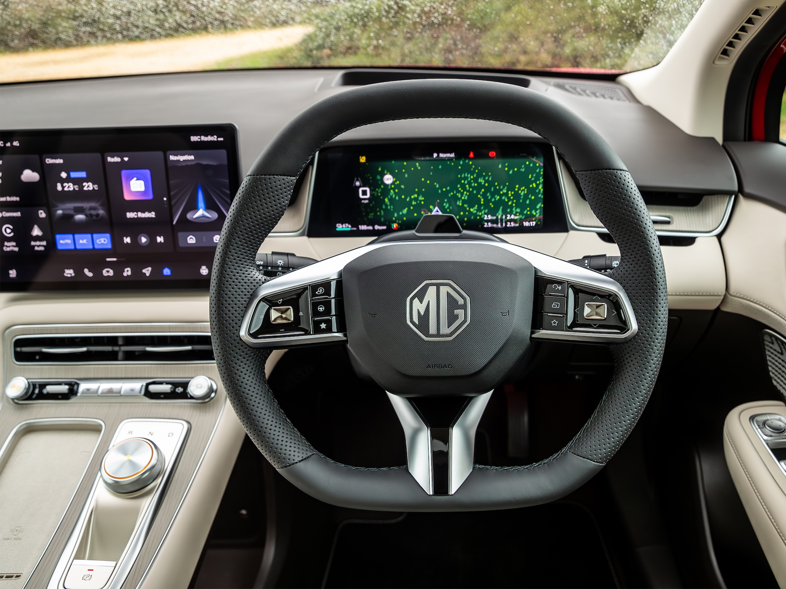 Intérieur du MG MGS6 EV, montrant le tableau de bord avec un grand écran tactile central et un volant multifonction.