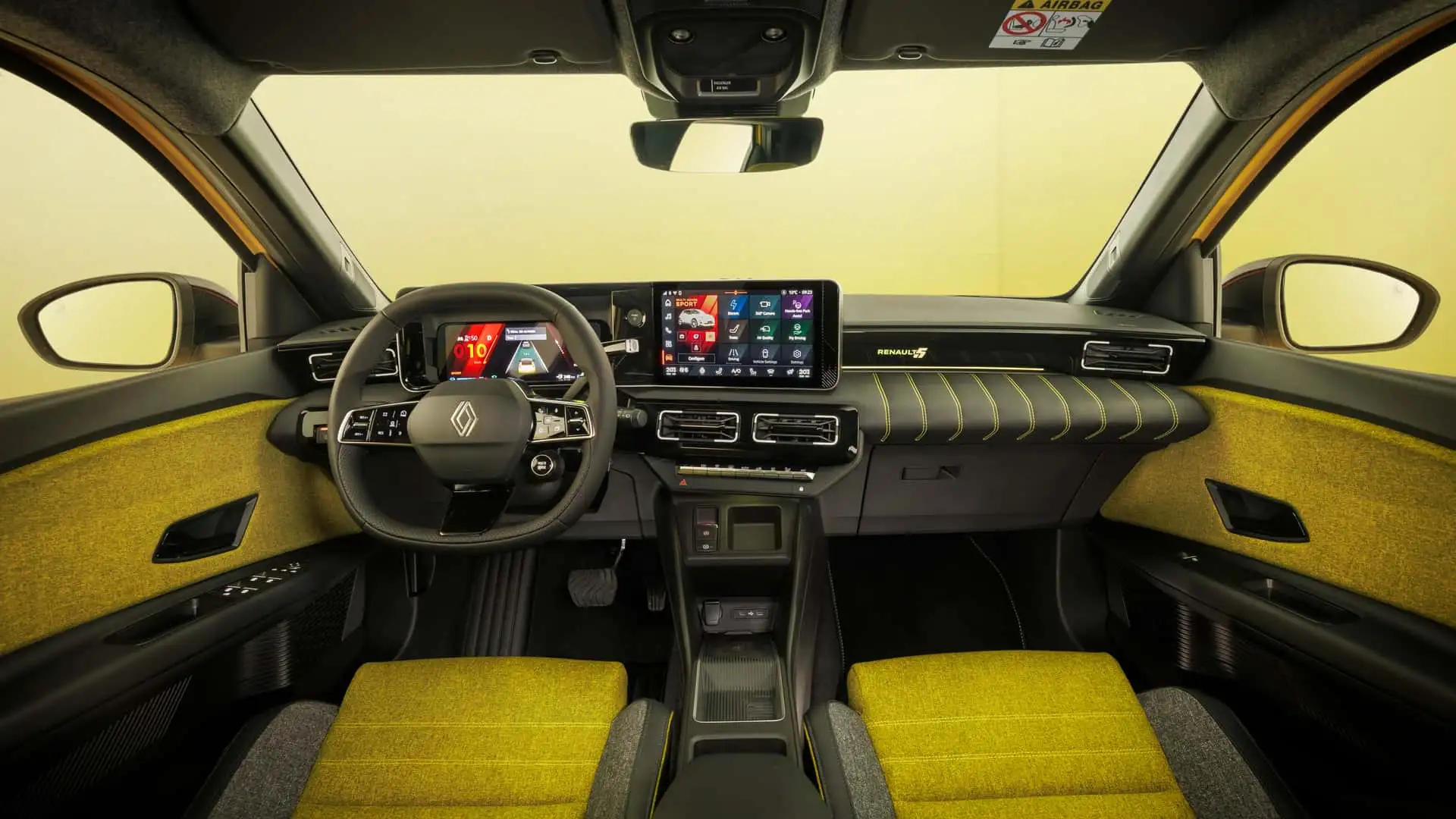 L'intérieur d'une Renault R5 E-Tech électrique, avec un tableau de bord numérique moderne et des sièges confortables.