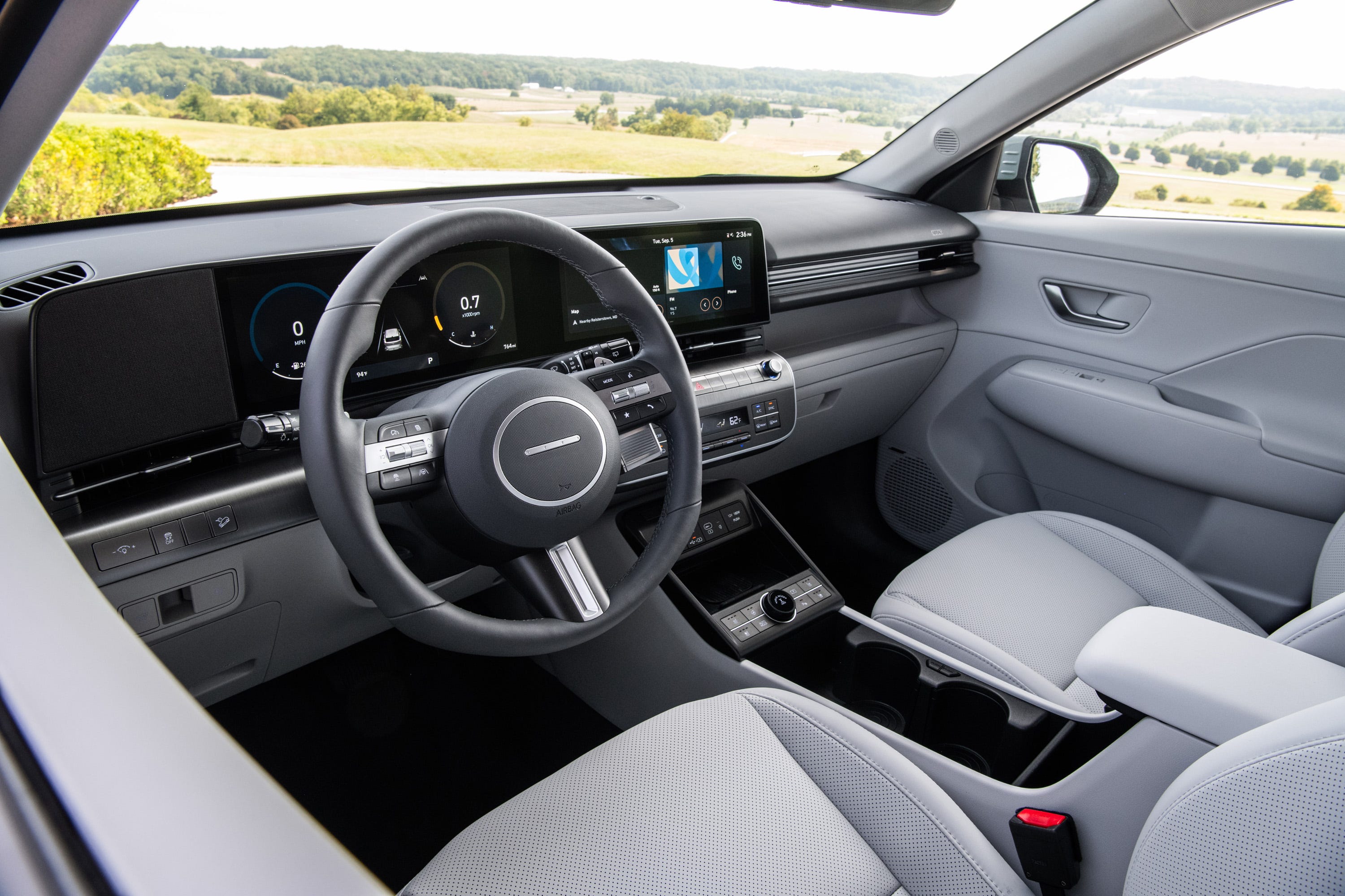 Tableau de bord du Hyundai Kona Electric 2026 avec deux grands écrans numériques affichant la navigation et l'infodivertissement.