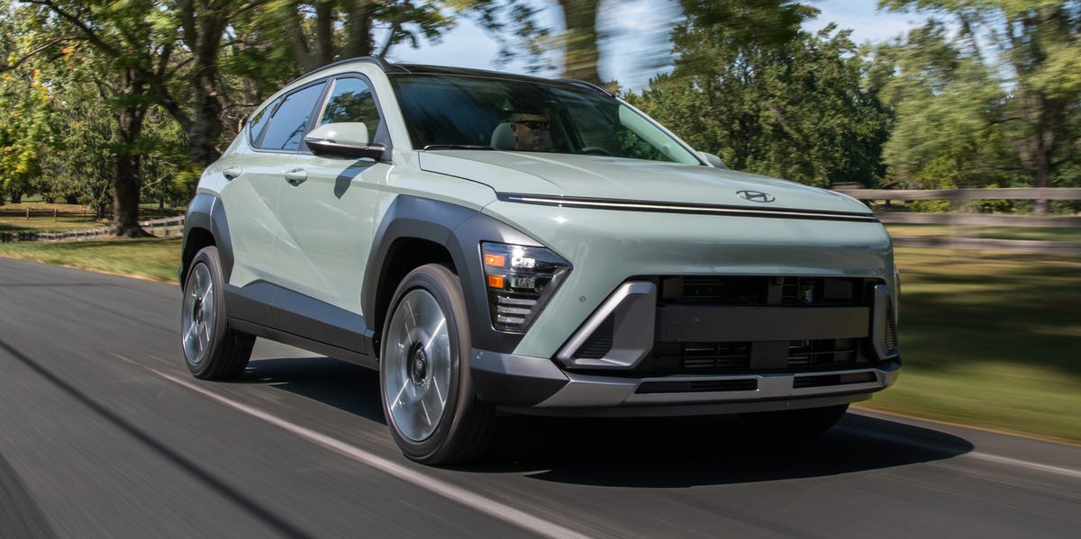 Vue extérieure du Hyundai Kona Electric 2026, mettant en avant son design dynamique et ses phares à LED.