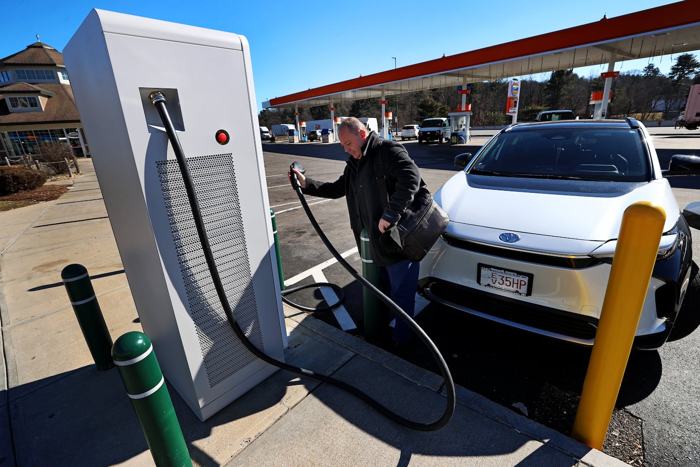 Image d'une station de recharge pour voitures électriques bondée en 2026, avec de nombreux véhicules en attente, symbolisant les défis de l'infrastructure de recharge.