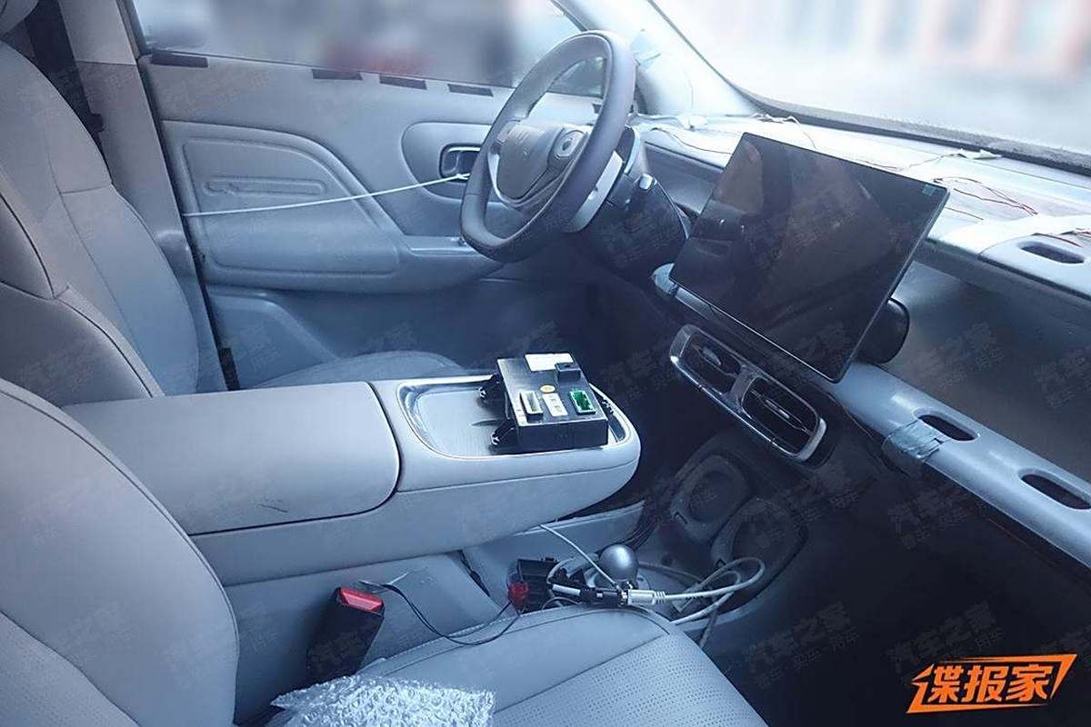 Intérieur du Leapmotor B10 REEV, montrant le grand écran tactile central et l'habitacle moderne.