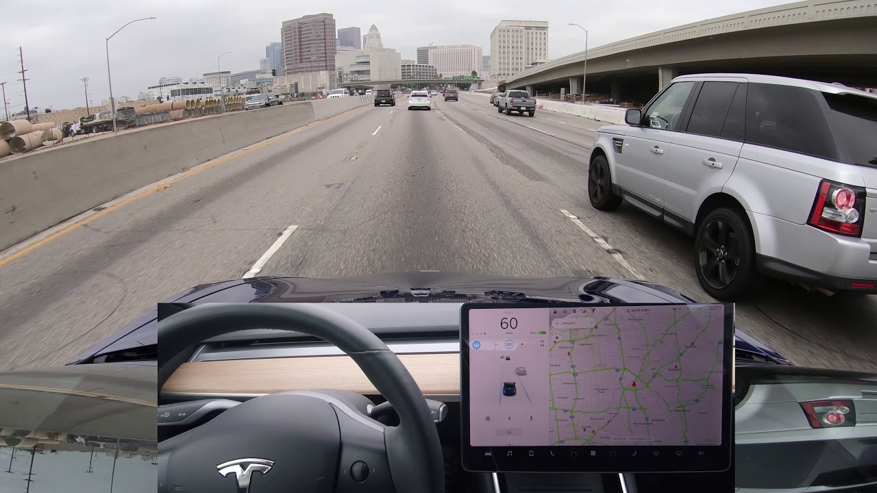 Une Tesla roulant sur une autoroute, illustrant le système Autopilot en action.