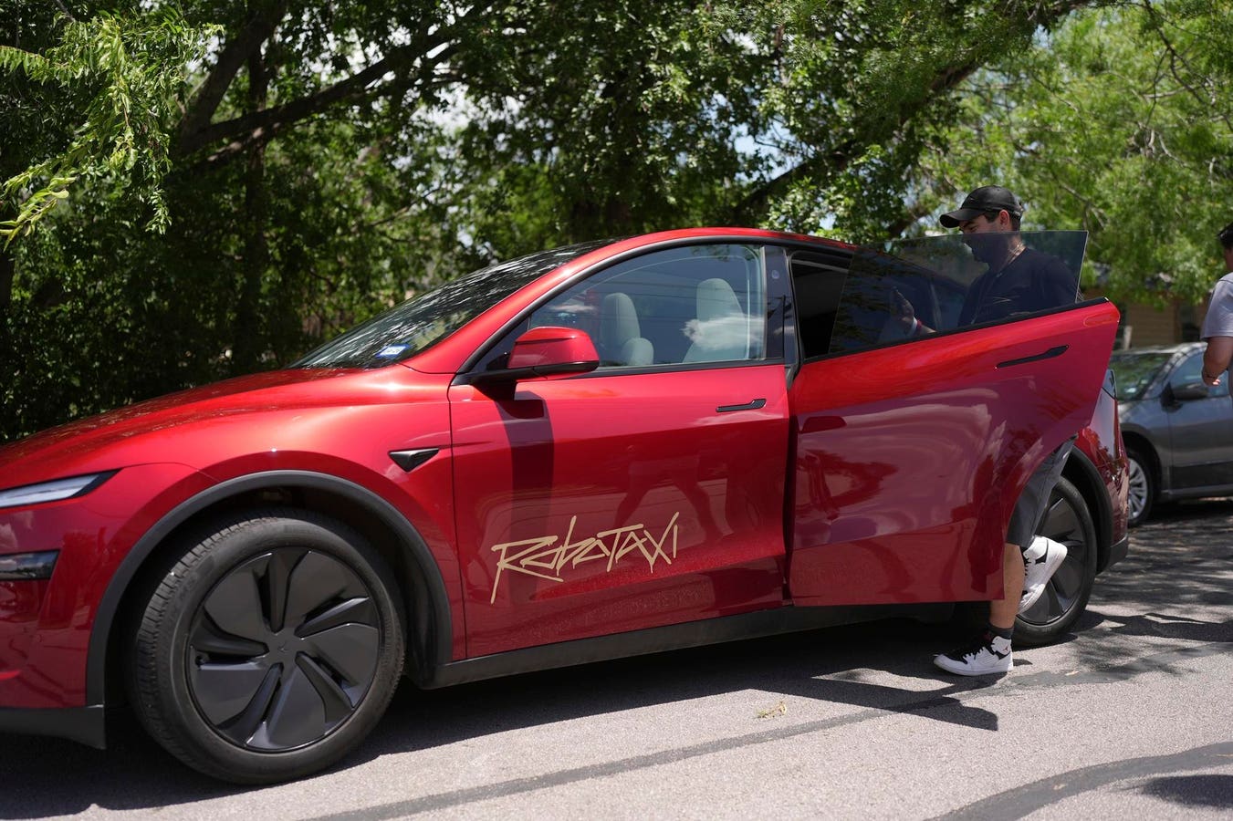 Un Robotaxi Tesla avec des dommages mineurs après un accident dans une rue d'Austin.