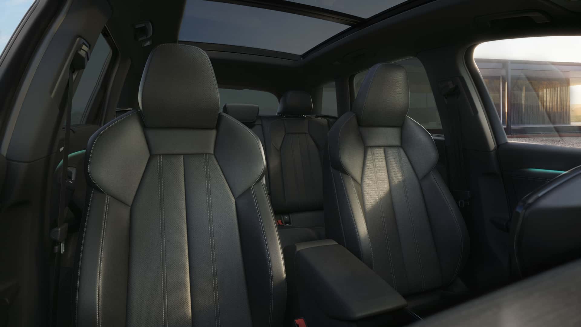 Vue de l'intérieur de l'Audi Q6 e-tron 2027 en mode Power Nap, montrant un éclairage doux et un siège confortable pour la détente.