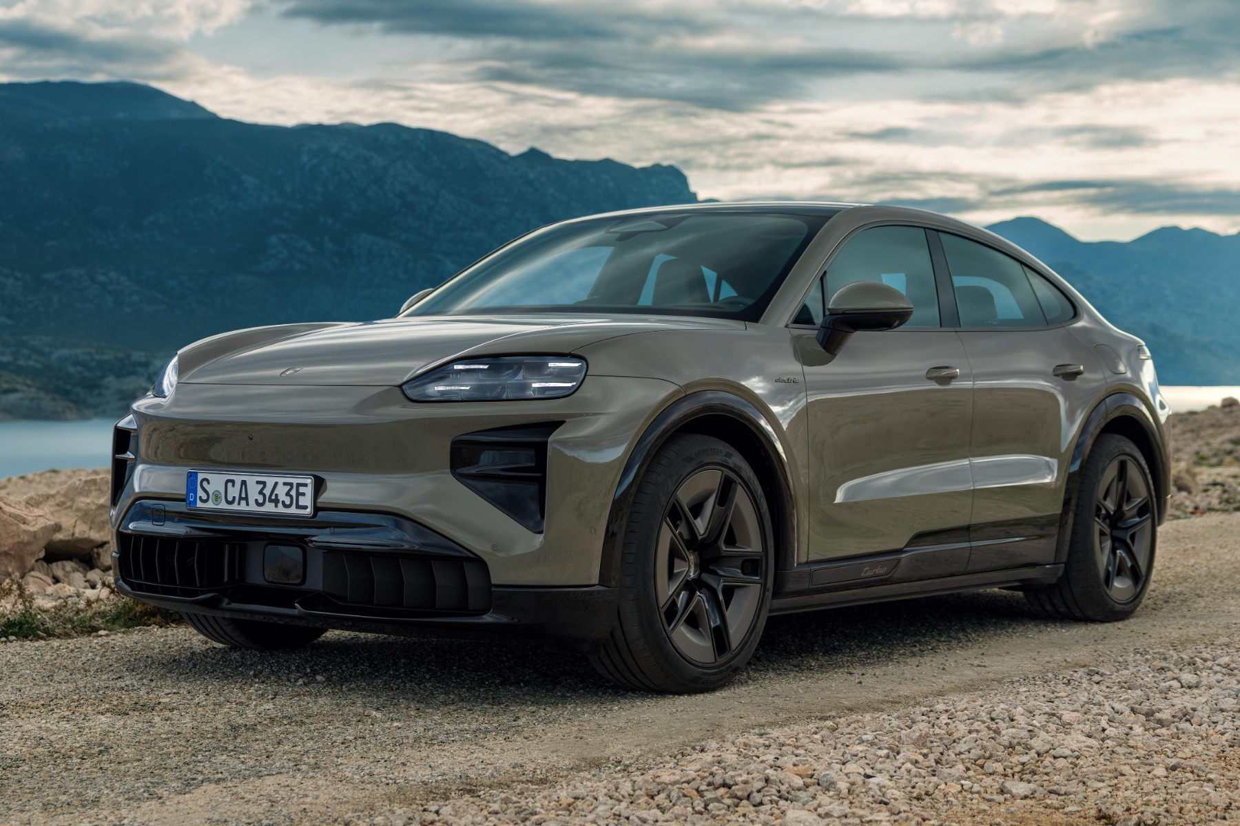 Vue extérieure d'un Porsche Cayenne Coupé Electric, mettant en valeur ses lignes sportives et son design moderne.