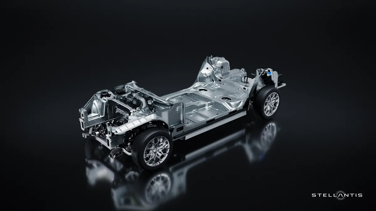 Une vue détaillée en plongée d'une plateforme de véhicule électrique modulaire, présentant son pack batterie, son moteur électrique et ses composants de suspension.