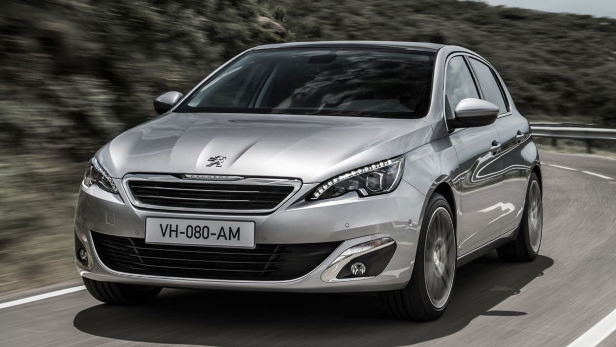 Une Peugeot 308 diesel en mouvement sur une route, illustrant le retour du diesel sur les modèles compacts.