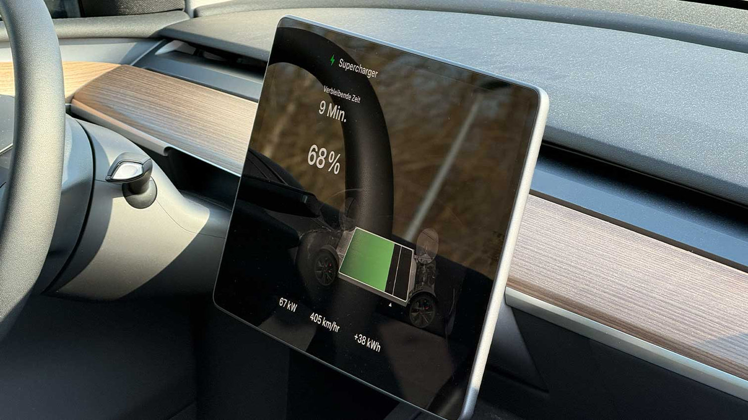 Deux voitures Tesla, un Model Y et un Model 3, en train de recharger à une station Supercharger en France.