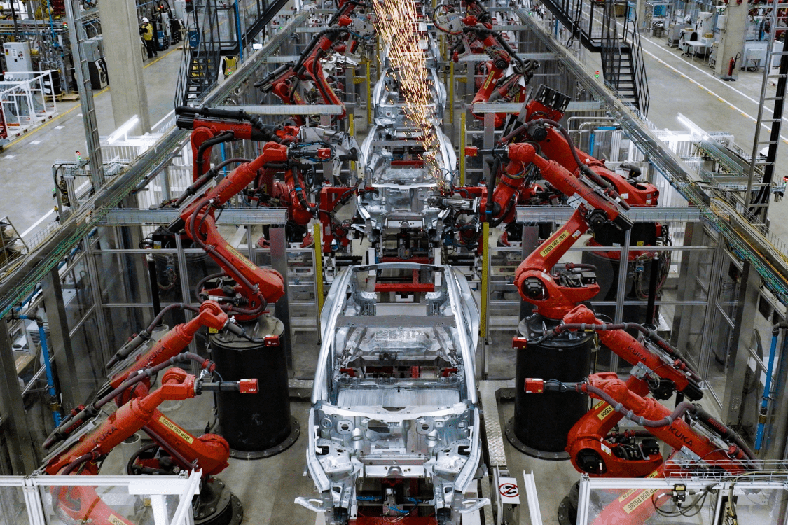 Ligne de production de l'usine Tesla Gigafactory Berlin, montrant l'assemblage de véhicules Model Y.