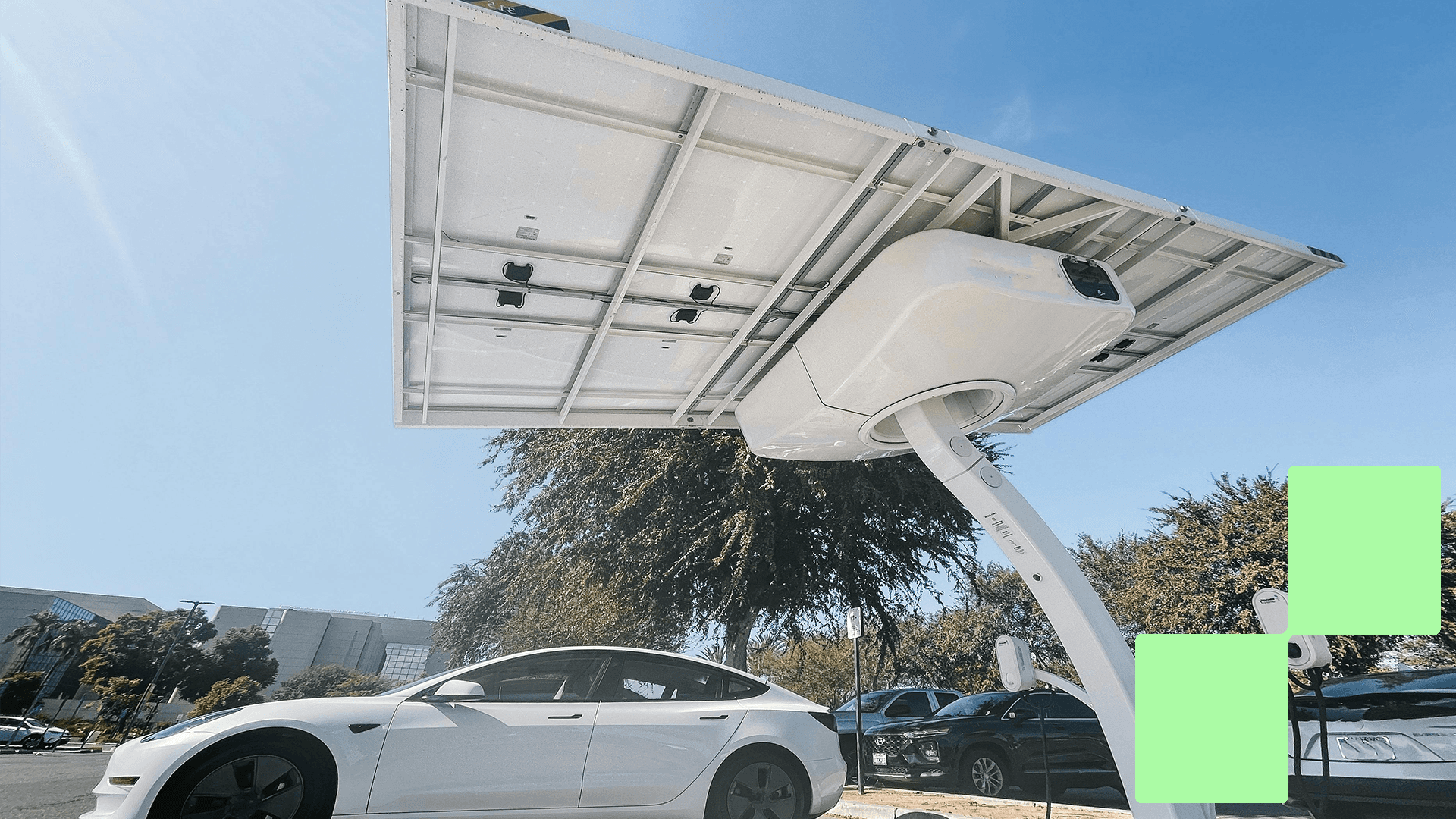 Des personnes de divers horizons sociaux rechargent leurs voitures électriques à une borne publique, symbolisant l'accessibilité du leasing social.