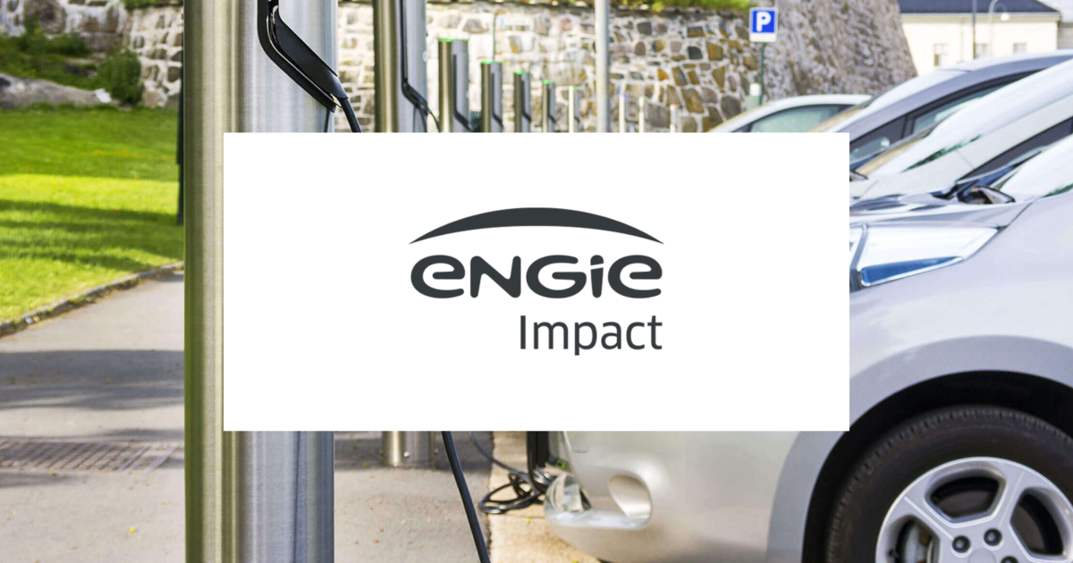 Image d'une voiture électrique moderne branchée à une borne de recharge murale (wallbox) dans un garage résidentiel, avec le logo ENGIE discrètement visible.