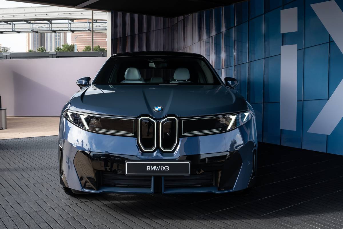 Vue de face du BMW iX3 2027, un SUV électrique blanc au design futuriste.