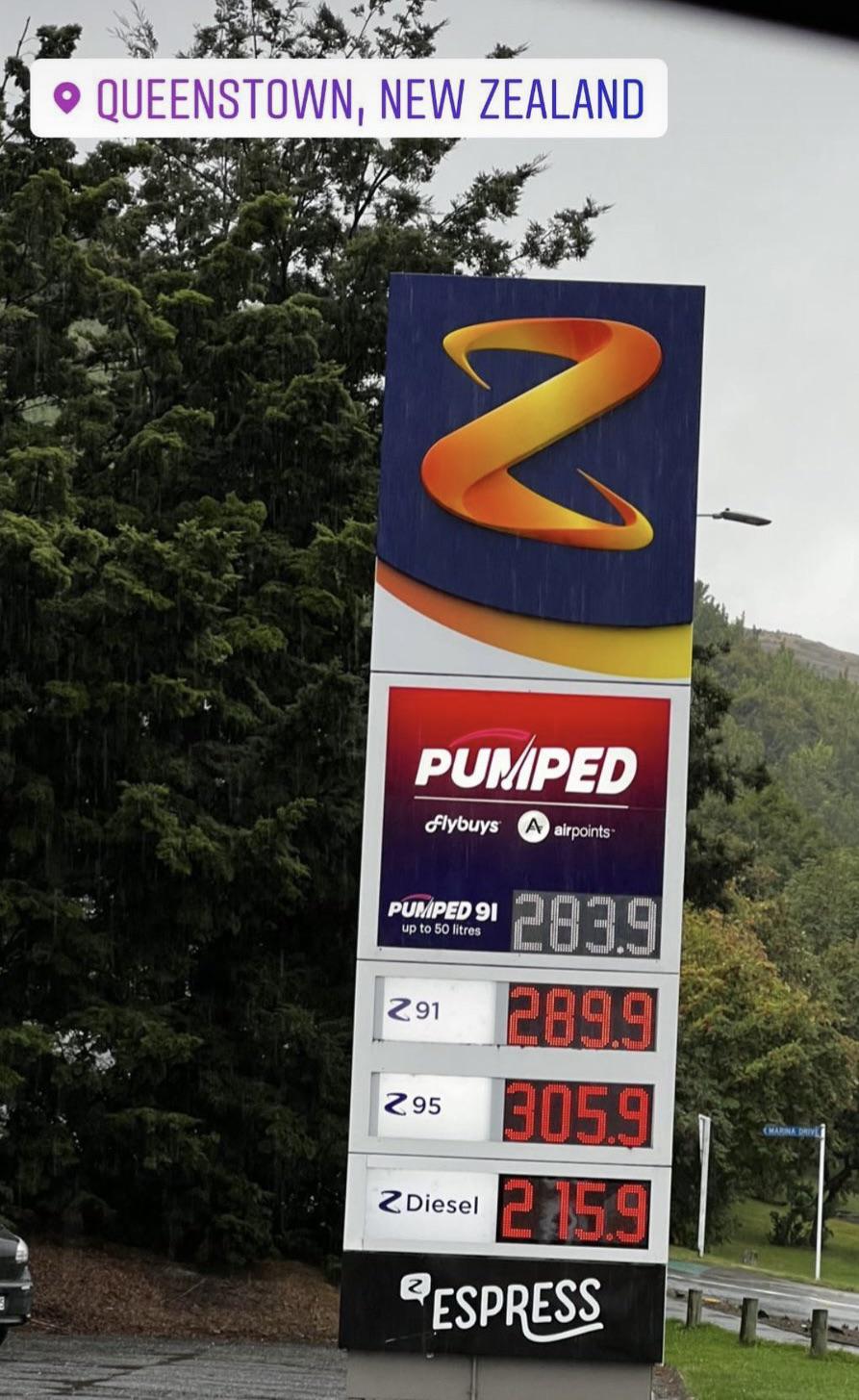 Gros plan sur une pompe à essence en Nouvelle-Zélande affichant des prix élevés.