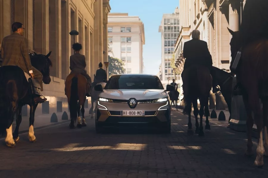 Une Renault Mégane E-Tech électrique garée dans une rue parisienne.