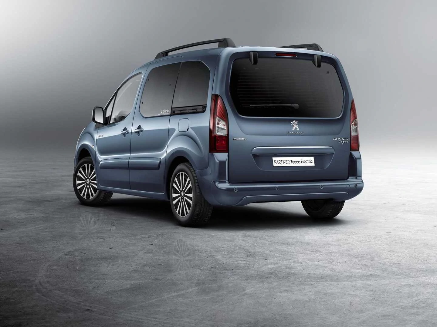 Un gros plan d'un Peugeot Partner Tepee électrique, montrant son extérieur et ses détails.