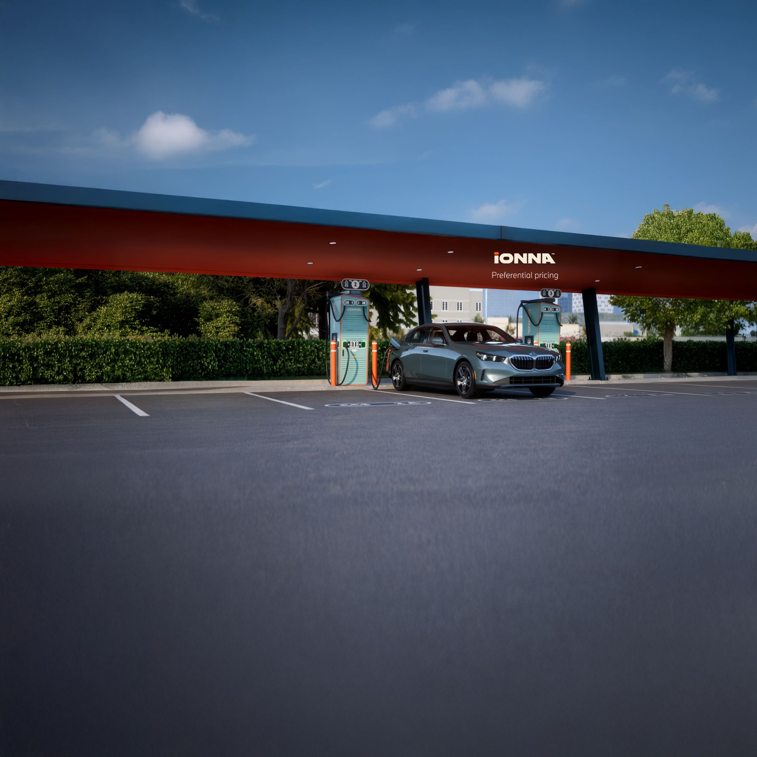 Une BMW i5 noire ou bleu foncé en train de charger dans une station futuriste.