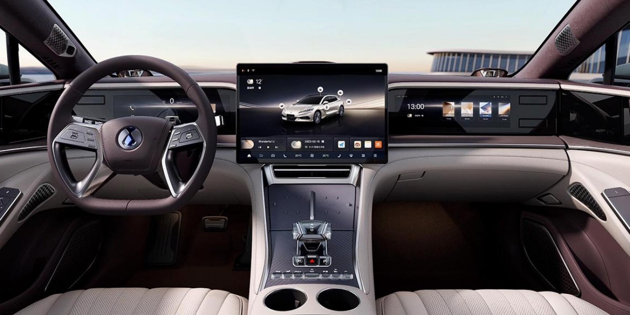 L'intérieur d'une Denza Z cabriolet, avec un tableau de bord minimaliste, un grand écran tactile et des sièges en cuir.