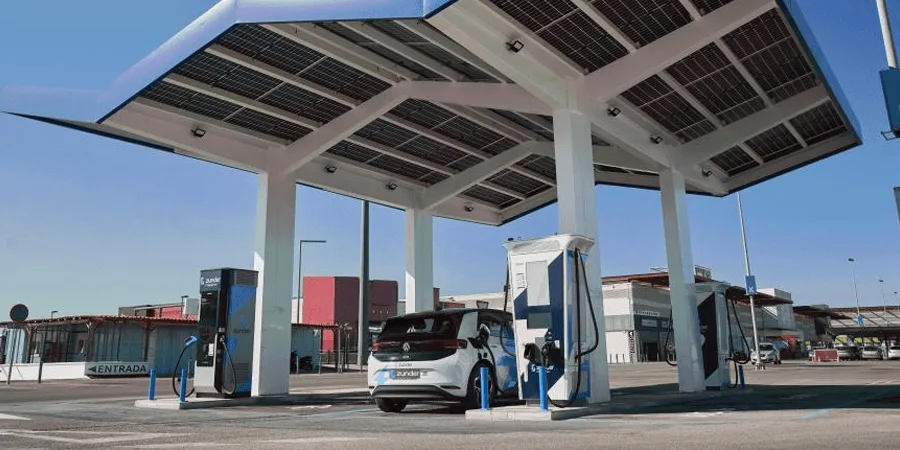 Gros plan sur une borne de recharge Zunder CCS2 de 400 kW, avec le câble connecté à un véhicule électrique.