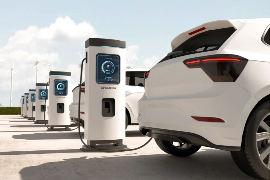 Une voiture électrique branchée à une borne de recharge dans un village français, montrant l'accessibilité de la recharge.