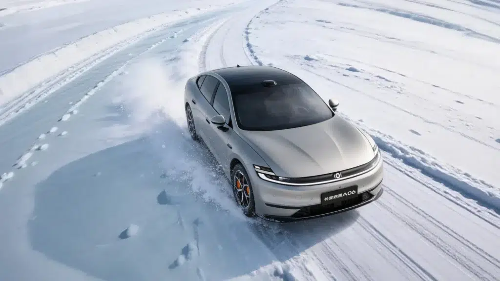 Une voiture électrique Changan futuriste avec une section transparente révélant une batterie solide, symbolisant l'innovation technologique.
