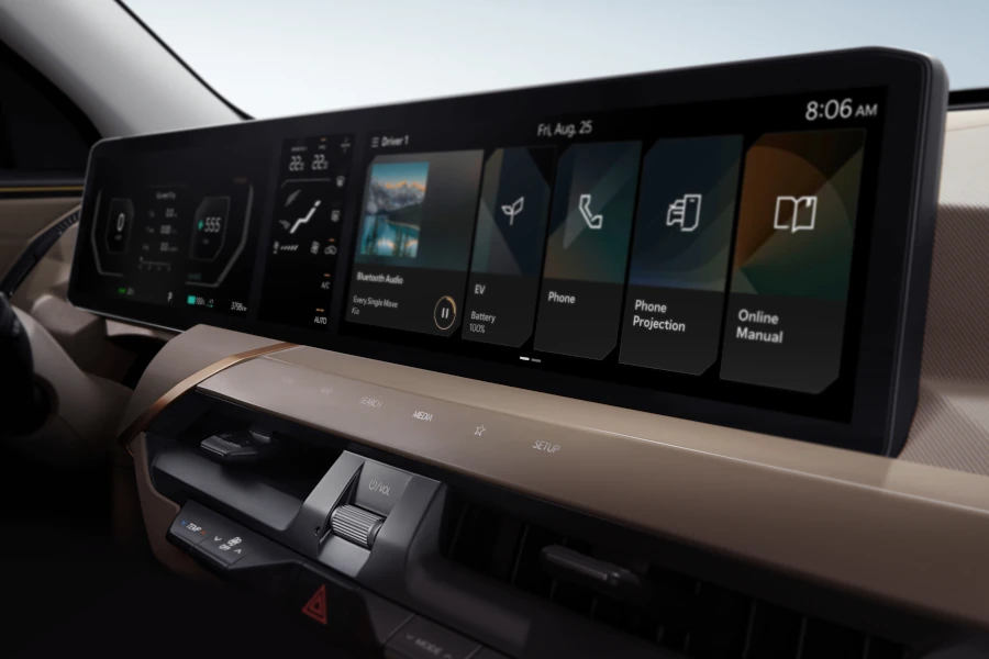 Vue rapprochée du tableau de bord du Kia EV5 2026, mettant en avant l'écran incurvé et les commandes modernes.
