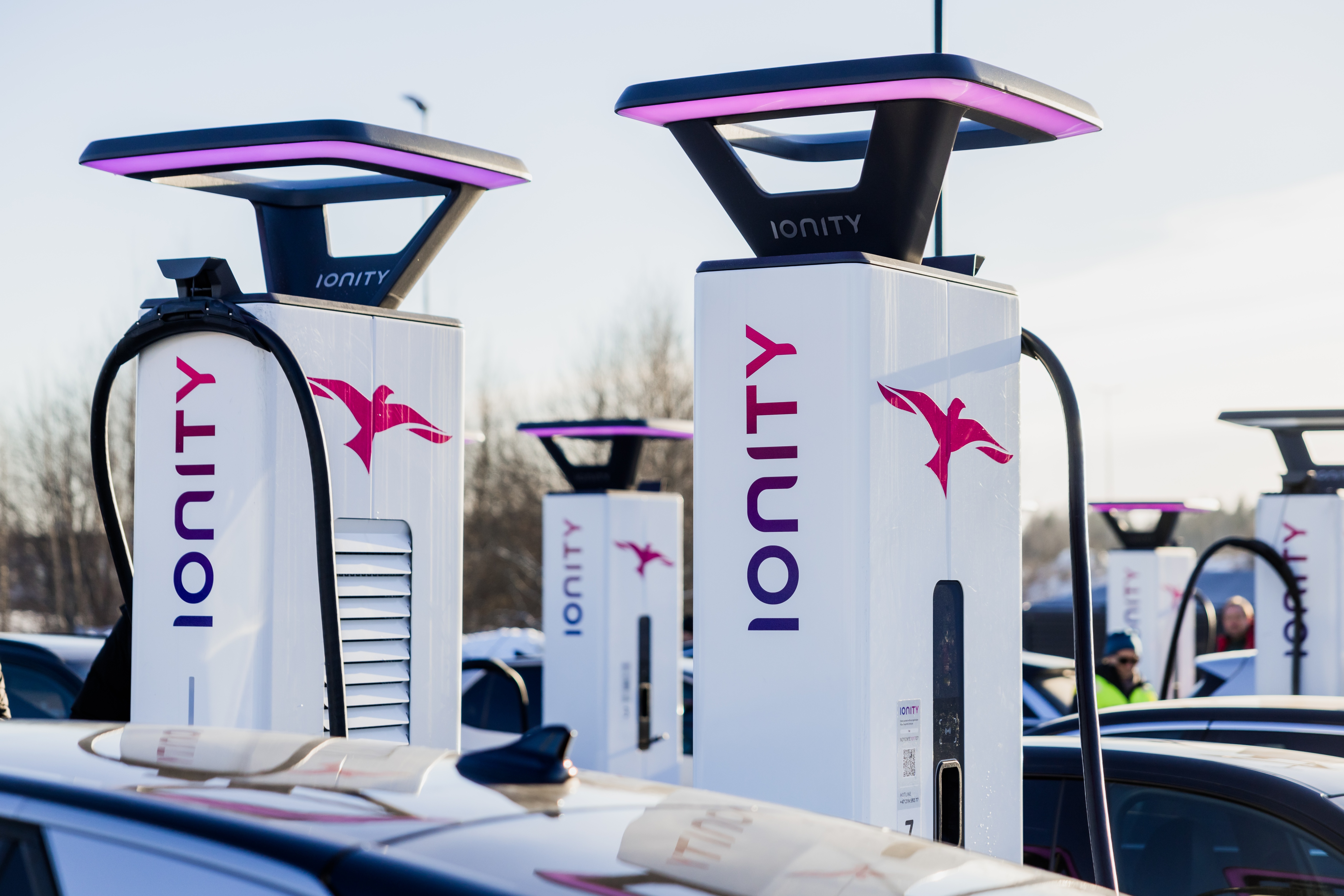 Image d'une station de recharge Ionity avec plusieurs bornes de recharge pour véhicules électriques, sous un ciel clair.
