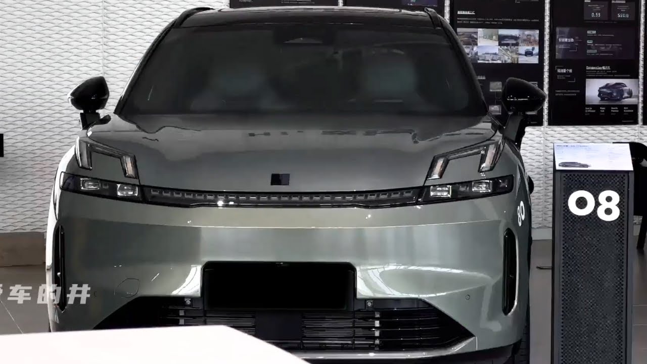 Vue de face de la Lynk & Co 08, un SUV hybride rechargeable, garée dans une rue urbaine marocaine.